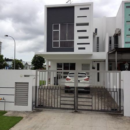 Comfort Holiday Home @ Bukit Indah ยะโฮร์บาห์รู ภายนอก รูปภาพ