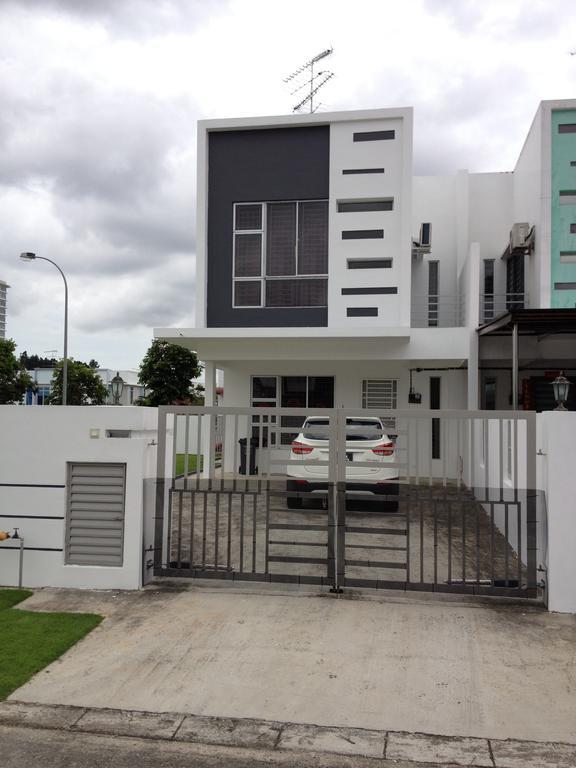 Comfort Holiday Home @ Bukit Indah ยะโฮร์บาห์รู ภายนอก รูปภาพ
